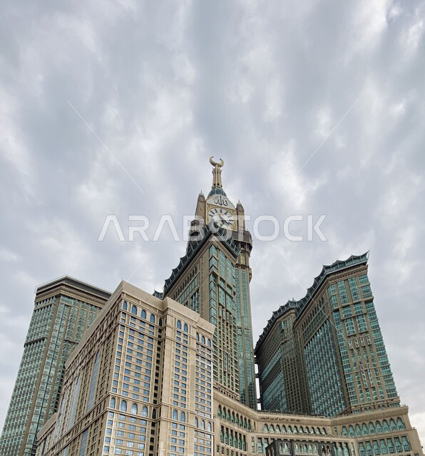 مبنى برج الساعة الملكي في مكة المكرمة في النهار، أداء مناسك الحج والعمرة، أماكن ومعالم دينية إسلامية مقدسة، الفن الهندسي المعماري للأبراج وناطحات السحاب، النمو والتقدم العمراني للمنشآت والمباني في المملكة العربية السعودية، العبادة والتقرب إلى الله