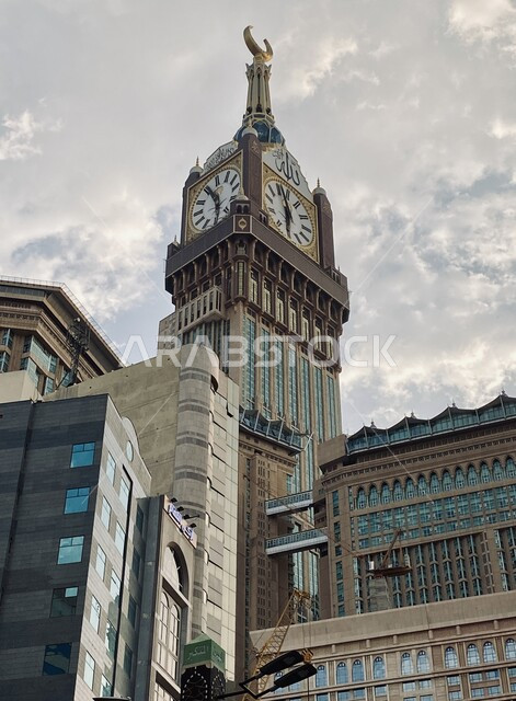 مبنى برج الساعة الملكي في مكة المكرمة في النهار، أداء مناسك الحج والعمرة، أماكن ومعالم دينية إسلامية مقدسة، الفن الهندسي المعماري للأبراج وناطحات السحاب، النمو والتقدم العمراني للمنشآت والمباني في المملكة العربية السعودية، العبادة والتقرب إلى الله