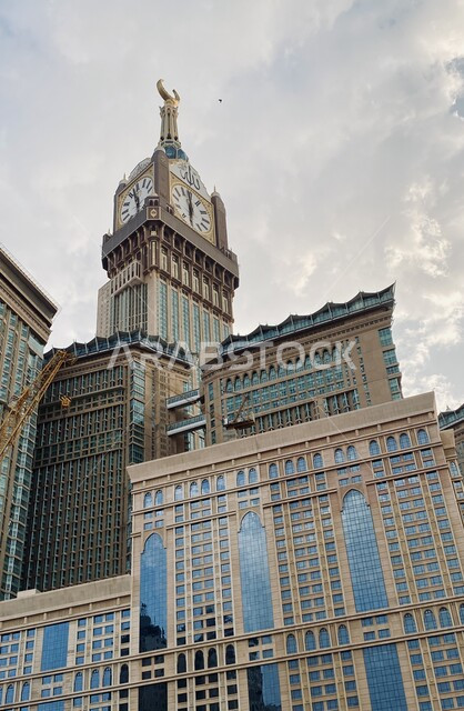 مبنى برج الساعة الملكي في مكة المكرمة في النهار، أداء مناسك الحج والعمرة، أماكن ومعالم دينية إسلامية مقدسة، الفن الهندسي المعماري للأبراج وناطحات السحاب، النمو والتقدم العمراني للمنشآت والمباني في المملكة العربية السعودية، العبادة والتقرب إلى الله