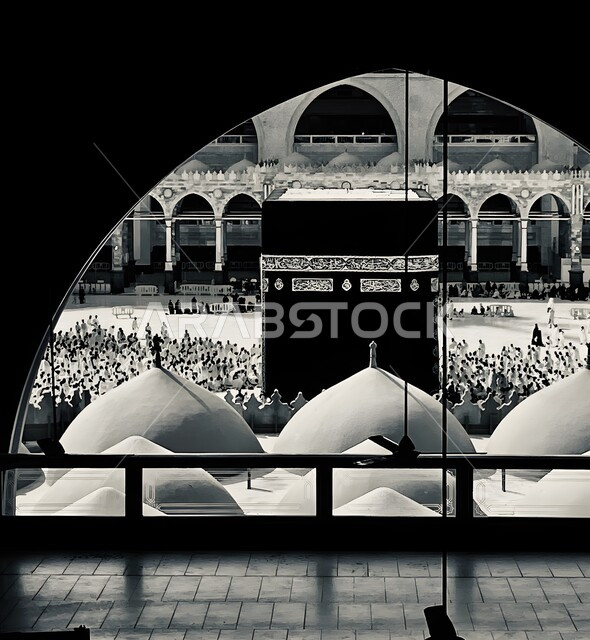 أماكن ومعالم دينية إسلامية مقدسة، أداء مناسك الحج والعمرة، صورة بالابيض والاسود للمسجد الحرام في مكة المكرمة في المملكة العربية السعودية، طواف حجاج بيت الله الحرام حول الكعبة المشرفة في ساحات الحرم المكي الشريف، مقصد المسلمين من كل بقاع الأرض، مفهوم العبادة والتقرب إلى الله
