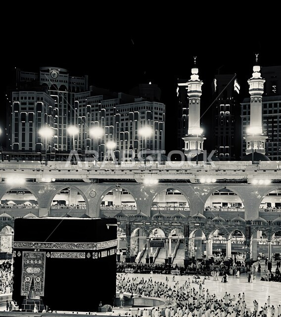 أماكن ومعالم دينية إسلامية مقدسة، أداء مناسك الحج والعمرة، صورة بالابيض والاسود للمسجد الحرام في مكة المكرمة في المملكة العربية السعودية، طواف حجاج بيت الله الحرام حول الكعبة المشرفة في ساحات الحرم المكي الشريف، مقصد المسلمين من كل بقاع الأرض، مفهوم العبادة والتقرب إلى الله