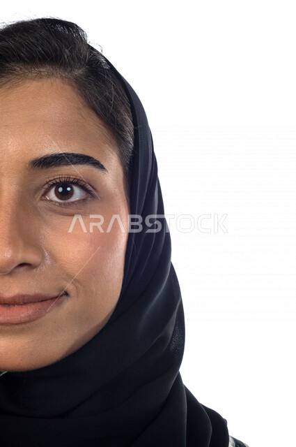بورتريه لوجه مرأة عربية خليجية سعودية، ايماءات وجه مبتسمة، صورة لنصف وجه سيدة سعودية، خلفية بيضاء