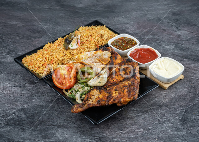 دجاج تكا اللذيذ مشوي على الفحم على قاعدة خشبية، وجبات الطعام السريعة الشهية, وصفات الأكل اللذيذة ,المطاعم العربية في المملكة العربية السعودية، المأكولات الشهية مع الخضراوات والصلصات