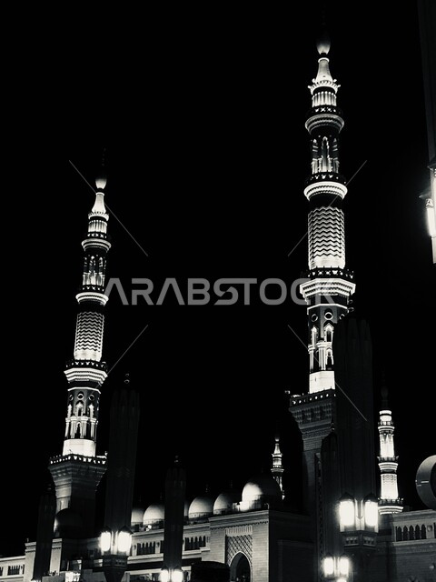 مفهوم العبادة والتقرب إلى الله تعالى, الفن الهندسي المعماري لبناء المساجد, صورة بالابيض والاسود لمآذنة المسجد النبوي الشريف في المدينة المنورة, المعالم الدينية الإسلامية المقدسة في المملكة العربية السعودية