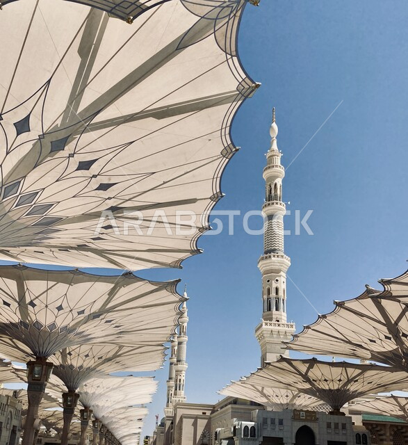 المظلات الالكترونية في المجمع الخارجي للجامع, مفهوم العبادة والتقرب إلى الله تعالى, الفن الهندسي المعماري لبناء المساجد, مأذنة المسجد النبوي الشريف في المدينة المنورة, المعالم الدينية الإسلامية المقدسة في المملكة العربية السعودية