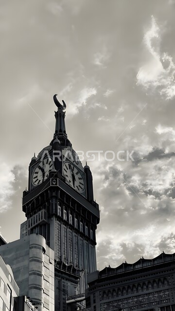 النمو والتقدم العمراني للأبراج وناطحات السحاب، الفن الهندسي المعماري للاماكن الدينية، صورة بالابيض والاسود لمبنى برج الساعة الملكي في مكة المكرمة, أماكن ومعالم إسلامية مشهورة في المملكة العربية السعودية