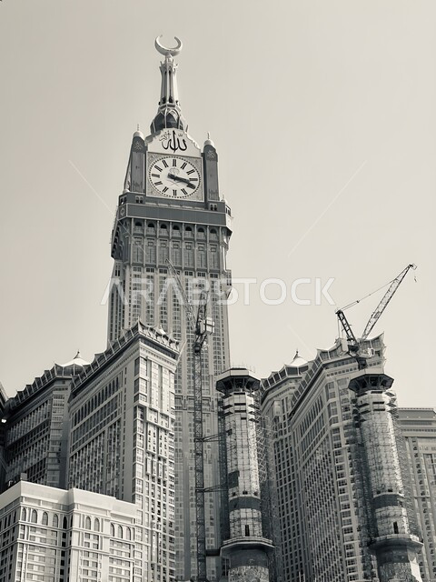 النمو والتقدم العمراني للأبراج وناطحات السحاب، الفن الهندسي المعماري للاماكن الدينية، صورة بالابيض والاسود لمبنى برج الساعة الملكي في مكة المكرمة, أماكن ومعالم إسلامية مشهورة في المملكة العربية السعودية