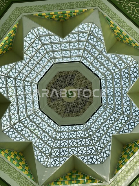 الديكورات والتصاميم الداخلية على الطراز الإسلامي، صورة مقربة لثريات المسجد النبوي الشريف, آداء الصلوات في الحرم النبوي في المدينه المنوره, العبادة والتقرب الى الله، أماكن ومعالم دينية مقدسة في المملكة العربية السعودية