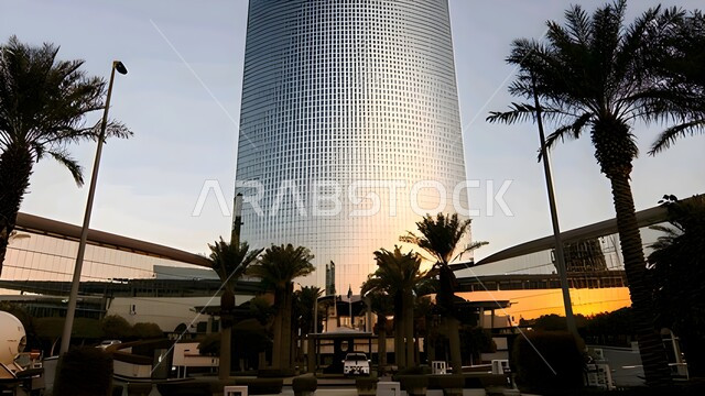 الفن الهندسي المعماري المتطور للأبراج وناطحات السحاب في العاصمة، الأماكن والمعالم السياحية المشهورة لجذب الزوار من شتى أنحاء العالم، التقدم العمراني للمنشآت والمباني السكنية، صورة مقربة لبرج المملكة في مدينة الرياض، الاهتمام بزراعة النباتات وأشجار النخيل