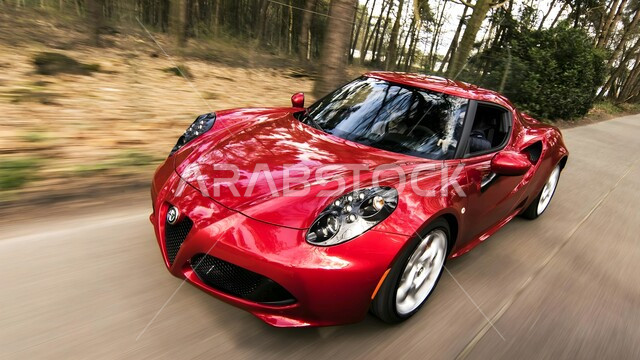 فعاليات ومعارض المركبات، سيارة ألفا روميو 4 سي حمراء فخمة تسير في إحدى الطرقات في مدينة الكويت، معرض السيارات المتميز في الكويت، العلامة التجارية المشهورة، وسائل النقل والمواصلات البرية