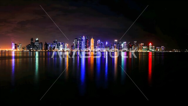 الفن الهندسي المعماري لبناء الأبراج وناطحات السحاب, منظر انعكاس المباني والمنشآت المضيئة ليلا على مياه البحر, الأماكن السياحية المشهورة في دولة قطر, جذب واستقطاب السياح من أنحاء العالم