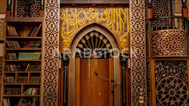 مفهوم التقرب إلى الله تعالى، التصاميم والديكورات الداخلية للمساجد في الممكلة العربية السعودية، نداء المسلمين لأداء الفرائض والصلوات، الفن الهندسي المعماري لبناء دور العبادة على الطراز الإسلامي