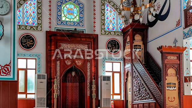 التصاميم والديكورات الداخلية للمساجد في الممكلة العربية السعودية، نداء المسلمين لأداء الفرائض والصلوات، الفن الهندسي المعماري لبناء دور العبادة على الطراز الإسلامي, مفهوم التقرب إلى الله تعالى 