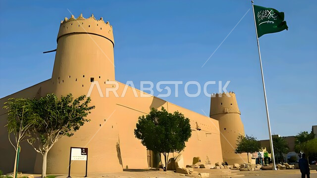 زراعة الاشجار والنباتات الخضراء، الأماكن والمعالم التاريخيه الاثرية، الفنون الهندسية المعمارية للمباني الطينية المبنية على الطراز القديم، علم المملكة العربية السعودية يرفرف بجانب متحف قصر المصمك التاريخي في مدينة الرياض، الحفاظ على التراث السعودي