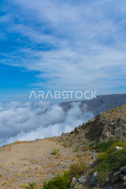 منظر السماء المليئة بالغيوم فوق الجبال في مدينة الطائف,  المعالم والأماكن السياحية المشهورة, الطبيعة الجبلية في المملكة العربية السعودية, التشكيلات والتكوينات الصخرية والمرتفعات والقمم