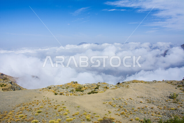 منظر السماء المليئة بالغيوم فوق الجبال في مدينة الطائف,  المعالم والأماكن السياحية المشهورة, الطبيعة الجبلية في المملكة العربية السعودية, التشكيلات والتكوينات الصخرية والمرتفعات والقمم