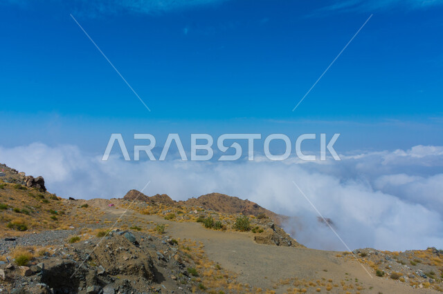 منظر السماء المليئة بالغيوم فوق الجبال في مدينة الطائف,  المعالم والأماكن السياحية المشهورة, الطبيعة الجبلية في المملكة العربية السعودية, التشكيلات والتكوينات الصخرية والمرتفعات والقمم