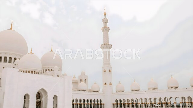 المعالم الدينية الإسلامية في الإمارات العربية المتحدة, الفن الهندسي المعماري لبناء المساجد على الطراز الإسلامي, مسجد الشيخ زايد بن سلطان آل نهيان في مدينة أبو ظبي, نداء المسلمين لأداء الفرائض والصلوات، مفهوم العبادة والتقرب إلى الله تعالى