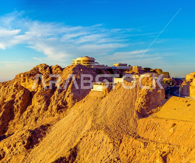 التكوينات والتشكيلات الصخرية في المناطق الجبلية، بناء الفنادق والمباني السكنية في جبل حفيت في الإمارات العربية المتحدة، أماكن جذب واستقطاب السياح من جميع انحاء العالم، المعالم السياحية المشهورة