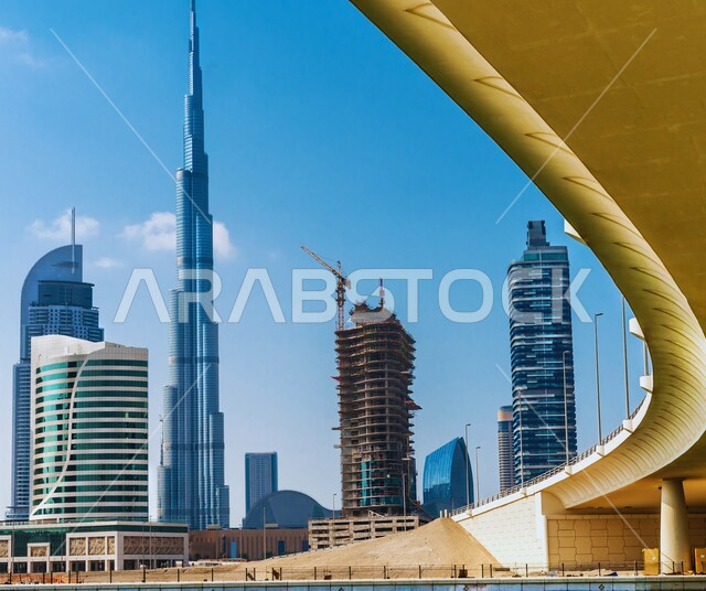برج خليفة في مدينة دبي نهارا, الفن الهندسي المعماري لبناء الأبراج وناطحات السحاب, المباني والمنشآت الشاهقة السكنية والتجارية, الأماكن السياحية المشهورة في الإمارات العربية المتحدة, جذب واستقطاب السياح من أنحاء العالم