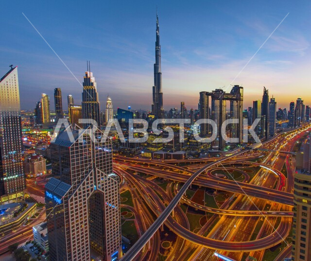 برج خليفة في مدينة دبي نهارا, الفن الهندسي المعماري لبناء الأبراج وناطحات السحاب, المباني والمنشآت الشاهقة السكنية والتجارية, الأماكن السياحية المشهورة في الإمارات العربية المتحدة, جذب واستقطاب السياح من أنحاء العالم