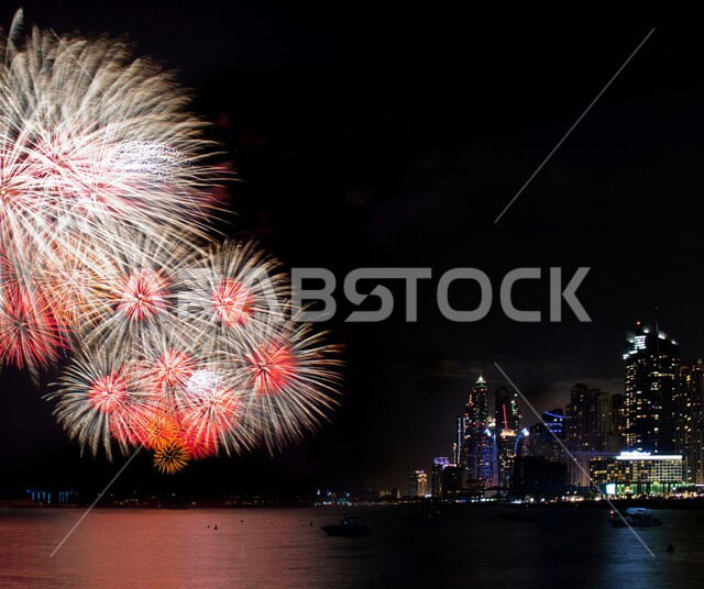 الاحتفال بالمفرقعات والألعاب النارية، الفن الهندسي المعماري للأبراج و ناطحات السحاب المضاءة ليلا، المعالم السياحية المشهورة, فعاليات وأنشطة ترفيهية, الأعياد والمناسبات في الإمارات العربية المتحدة