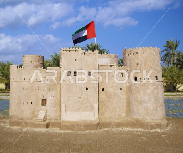 قلعة تاريخية في الإمارات العربية المتحدة نهارا, معالم السياحة الأثرية الشعبية, الأماكن السياحية القديمة المشهورة, الفن الهندسي المعماري للقلاع التراثية المبنية على الطراز الطيني القديم