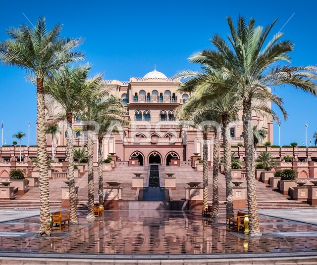 Famous places and landmarks in the United Arab Emirates, attracting and attracting tourists from all over the world, the architectural art of luxury resorts and hotels, Emirates Palace Hotel in Abu Dhabi