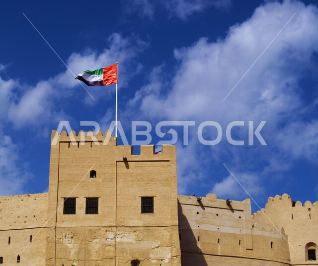 معالم السياحة الأثرية الشعبية, قلعة تاريخية في الإمارات العربية المتحدة نهارا, الأماكن السياحية القديمة المشهورة, الفن الهندسي المعماري للقلاع التراثية المبنية على الطراز الطيني القديم