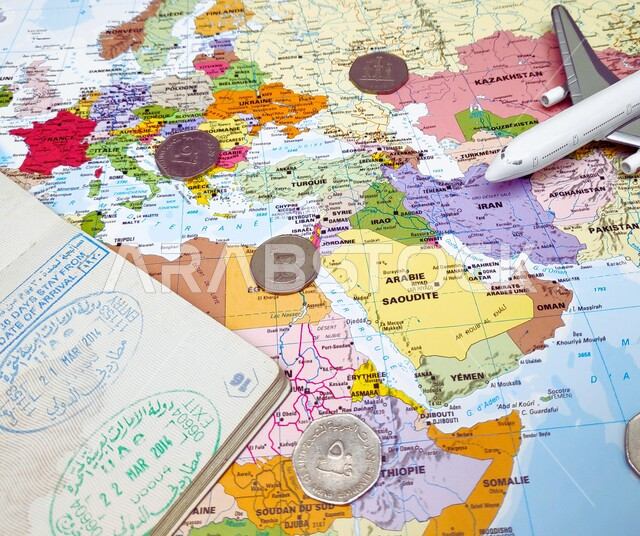 منح الاجانب حق دخول دولة الامارات العربية المتحدة، صورة مقربة لجواز سفر يحوي على الطوابع التأشيرة الموافقة عليها من مطار دبي الدولي، طائرة وعملات معدنية اماراتية فوق خريطة الشرق الأوسط، استقطاب السياح لزيارة المدن والمعالم السياحية