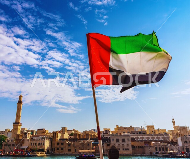 علم الإمارات العربية المتحدة يرفرف في السماء, استذكار اليوم الوطني الإماراتي 1971, ذكرى يوم العلم 3 نوفمبر, مفهوم الفخر والاعتزاز بالوطن, الاحتفال بالأعياد والمناسبات الوطنية, الفن الهندسي المعماري للمباني القديمة التراثية