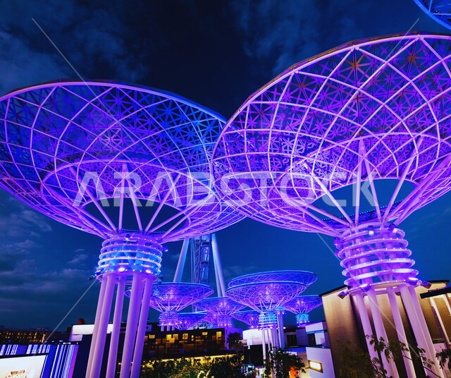 مجسمات سوبر تريز المضيئة ليلا في جزيرة بلو واترز في مدينة دبي، المعالم والأماكن السياحية المشهورة، النمو والتقدم العمراني في الامارات العربية المتحدة، الفنون والتصاميم الهندسية المتميزة