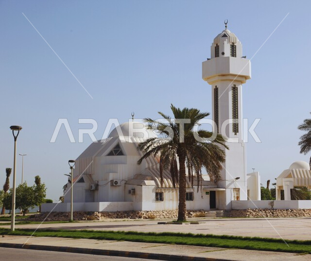 الفن الهندسي المعماري لمسجد في الدمام,  التصاميم المميزة للمساجد على الطراز الإسلامي, المعالم الدينية الإسلامية في المملكة العربية السعودية, نداء المسلمين لأداء الفرائض والصلوات، مفهوم العبادة والتقرب إلى الله