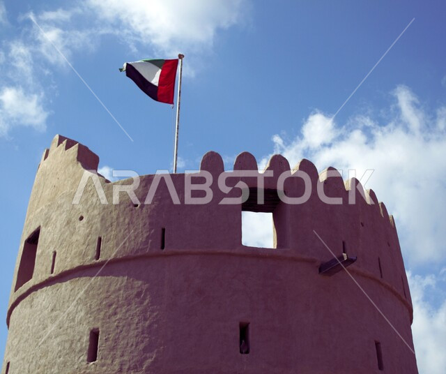 التاريخ الحضاري القديم في الامارات العربية المتحدة، صورة مقربة لعلم الدولة يرفرف فوق حصن مسافي في إمارة الفجيرة، الهندسة المعمارية والمباني الطينية القديمة من التراث الاماراتي، أماكن ومعالم أثرية سياحية