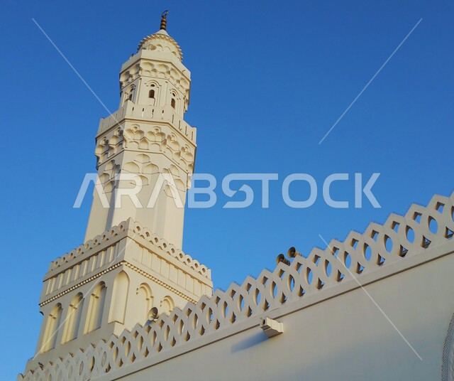 مسجد القبلتين في المدينة المنورة نهارا, المعالم الدينية الإسلامية في المملكة العربية السعودية, نداء المسلمين لأداء الفرائض والصلوات، مفهوم العبادة والتقرب إلى الله, الفن الهندسي المعماري للمساجد على الطراز الإسلامي