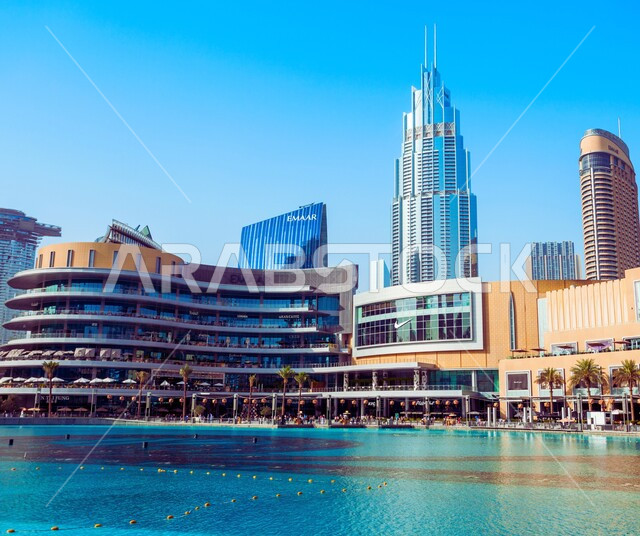 الفن الهندسي المعماري للمباني والمنشآت التجارية، النمو والتقدم العمراني للأبراج وناطحات السحاب في الامارات العربية المتحدة، واجهة دبي مول المطلة على مياه البحر، مراكز التسوق والأماكن السياحية المشهورة