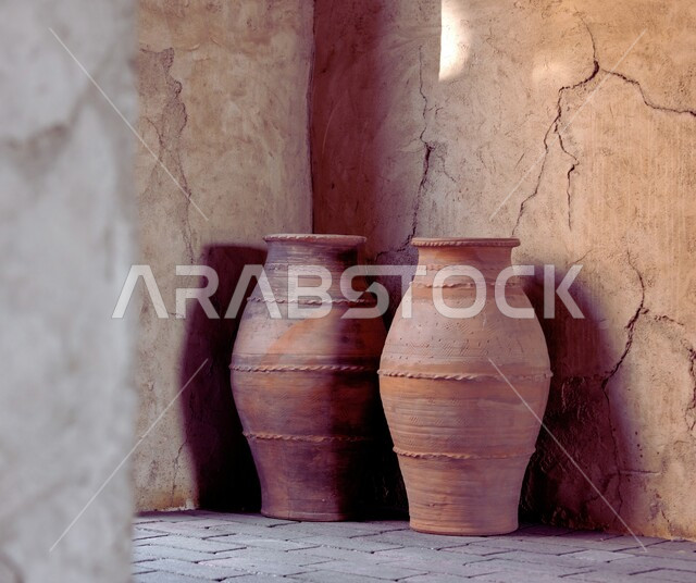  أواني فخاريه شعبيه, الحرف والصناعات اليدويه في الامارات العربية المتحدة, صورة مقربه لجرات مصنوعه من الطين, أعمال تراثيه قديمه, الاصالة والتراث والعراقة