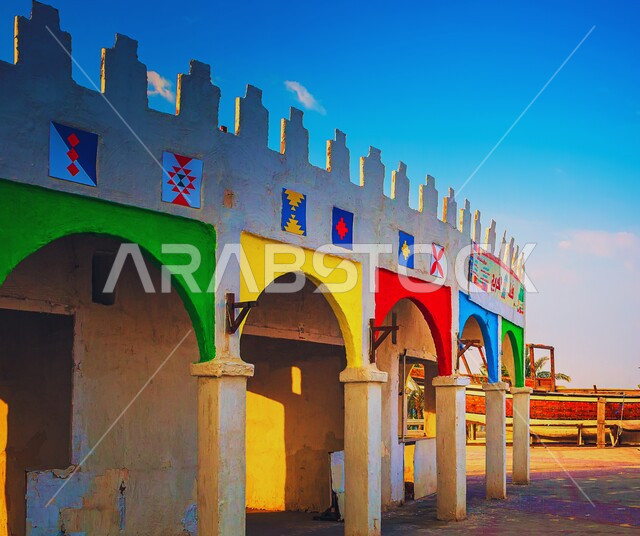 مبنى تراثي شعبي على كورنيش الدمام, الفن الهندسي المعماري على الطراز القديم, جذب واستقطاب السياح من جميع أنحاء العالم, الأماكن والمعالم الساحلية السياحية المشهورة في المملكة العربية السعودية