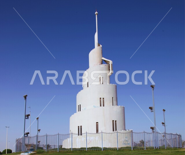 برج الملوية في جزيرة المرجان على كورنيش الدمام نهارا, المناطق الساحلية السياحية المشهورة في المملكة العربية السعودية, الفن الهندسي المعماري لبناء الأبراج, جذب واستقطاب السياح من أنحاء العالم