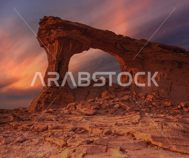 قوس خشم أبو مخروق في مدينة الرياض وقت غروب الشمس, التكوينات والتشكيلات الصخرية في المملكة العربية السعودية، مفهوم الحضارات القديمة، المعالم التاريخية الأثرية، الطبيعة الجافة في المناطق الصحراوية، الأماكن والمعالم السياحية المشهورة