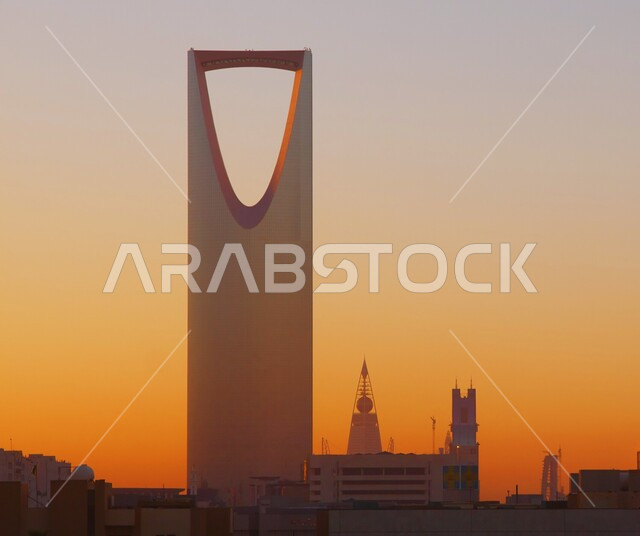جذب واستقطاب السياح من أنحاء العالم, برج المملكة في مدينة الرياض وقت غروب الشمس, الفن الهندسي المعماري لبناء الأبراج وناطحات السحاب, التقدم والنمو العمراني, الأماكن والمعالم السياحية المشهورة في المملكة العربية السعودية