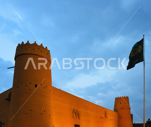 متحف قصر المصمك التاريخي في مدينة الرياض، الأماكن والمعالم الأثرية السياحية, الفن الهندسي المعماري لبناء المباني الطينية على الطراز القديم, علم المملكة العربية السعودية يرفرف في السماء