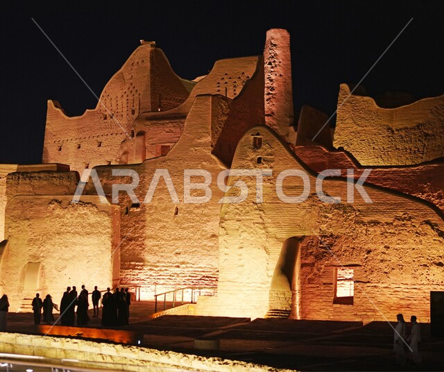 أسوار الدرعية القديمة في مدينة الرياض، حي الطريف التاريخي المضاء ليلا, المعالم والأماكن السياحية الأثرية المشهورة في المملكة العربية السعودية, الفن الهندسي المعماري على الطراز الطيني القديم