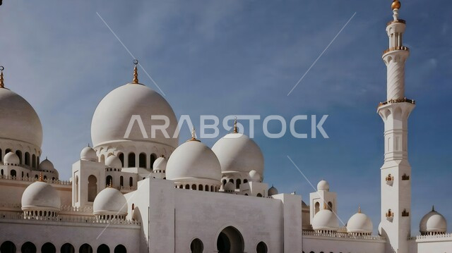 المعالم الدينية الإسلامية في الإمارات العربية المتحدة, الفن الهندسي المعماري لبناء المساجد على الطراز الإسلامي, مسجد الشيخ زايد بن سلطان آل نهيان في مدينة أبو ظبي, نداء المسلمين لأداء الفرائض والصلوات، مفهوم العبادة والتقرب إلى الله تعالى