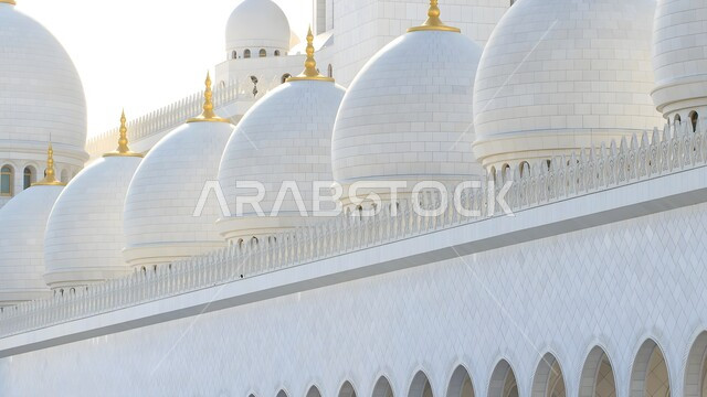 المعالم الدينية الإسلامية في الإمارات العربية المتحدة, الفن الهندسي المعماري لبناء المساجد على الطراز الإسلامي, مسجد الشيخ زايد بن سلطان آل نهيان في مدينة أبو ظبي, نداء المسلمين لأداء الفرائض والصلوات، مفهوم العبادة والتقرب إلى الله تعالى