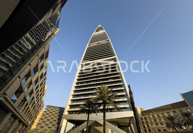 النمو والتطور العمراني على الطراز الحديث والمتطور, برج الفيصلية في مدينة الرياض، المعالم والمباني التجارية والاقتصادية المشهورة في العاصمة، الفن الهندسي المعماري للأبراج وناطحات السحاب في المملكة العربية السعودية