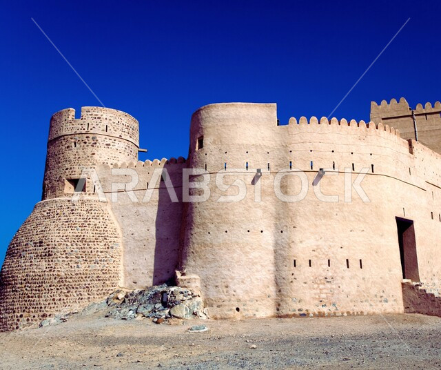 الهندسة المعمارية والمباني الطينية القديمة من التراث الاماراتي، التاريخ الحضاري القديم في الامارات العربية المتحدة، منظر قلعة الفجيرة في وقت النهار، أماكن ومعالم أثرية سياحية