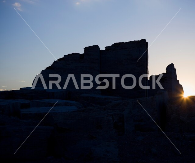 التضاريس والمرتفعات والتلال في الصحراء, التكوينات والتشكيلات الصخرية في المملكة العربية السعودية، المعالم التاريخية الأثرية، الطبيعة الجافة في المناطق الصحراوية، الأماكن والمعالم السياحية الطبيعية المشهورة, صورة ظلية لصخرة كبيرة وقت غروب الشمس, سالوليت