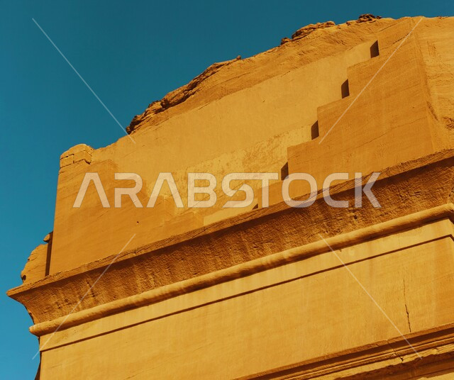 الفن الهندسي المعماري للقلاع والقصور المبنية على الطراز الطيني القديم, قصر الفريد في مدائن صالح بمنطقة العلا, المعالم التاريخية الأثرية الشعبية, الأماكن السياحية التراثية القديمة المشهورة في المملكة العربية السعودية