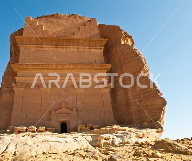 المعالم التاريخية الأثرية الشعبية, الأماكن السياحية التراثية القديمة المشهورة في المملكة العربية السعودية, الفن الهندسي المعماري للقلاع والقصور المبنية على الطراز الطيني القديم, قصر الفريد في مدائن صالح بمنطقة العلا